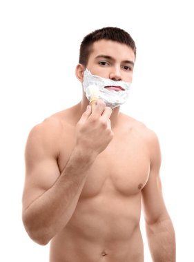 Genç adam traş köpüğü uygulama