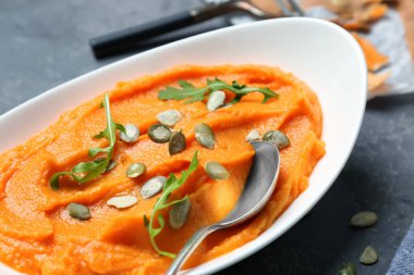 Plaka lezzetli tatlı patates püresi ile