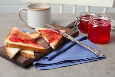 Ahşap tahta üzerinde tatlı reçelli lezzetli tost