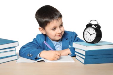 Küçük çocuk ödevini yapıyor.