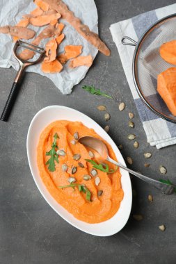 Plaka lezzetli tatlı patates püresi ile