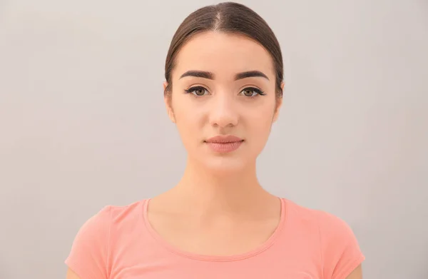 Junge Frau mit schönen Augenbrauen — Stockfoto