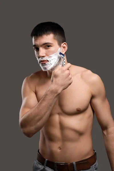 英俊的年轻人刮胡子 — 图库照片