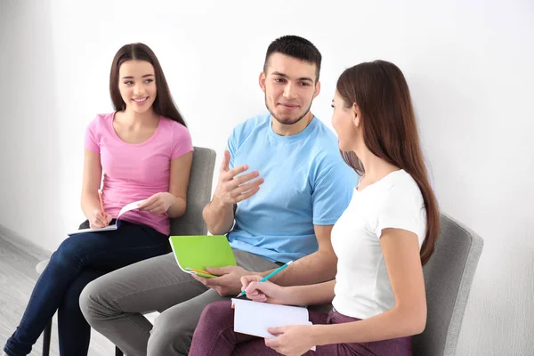 Jongeren tijd doorbrengen samen binnenshuis. Eenheid concept — Stockfoto