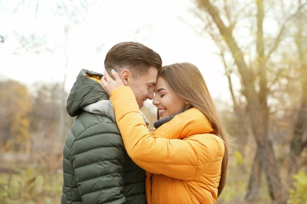 Belo casal em roupas quentes — Fotografia de Stock