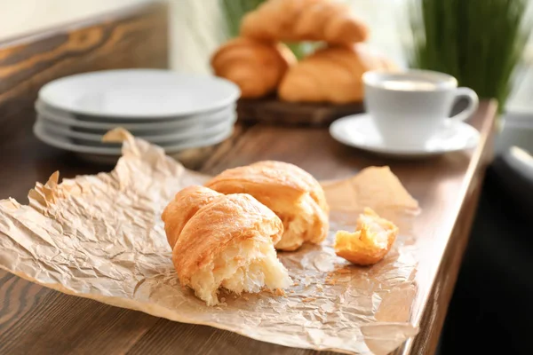 Vynikajícími croissanty na papíře — Stock fotografie