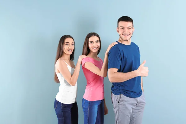 Jonge mensen poseren samen — Stockfoto