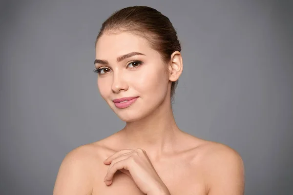 Retrato de una hermosa joven —  Fotos de Stock