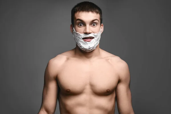 Młody człowiek z pianki do golenia — Zdjęcie stockowe