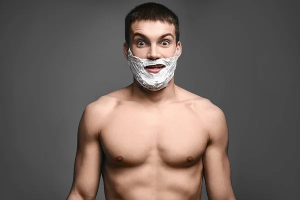 Jeune homme avec mousse à raser — Photo