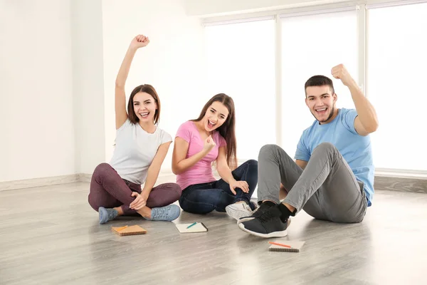 Young people posing together — Stock Photo, Image