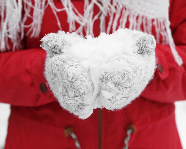 Mujer sosteniendo la nieve en las manos, primer plano — Foto de Stock