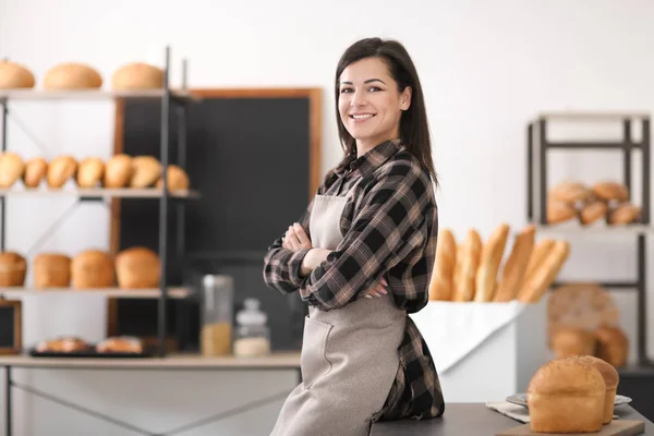 面包店里的年轻女人的肖像。小企业所有者 — 图库照片