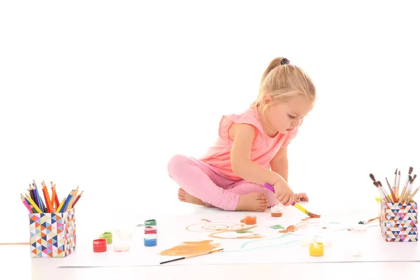 Маленька дівчинка малює на білому тлі — стокове фото