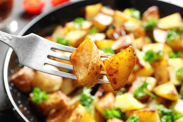 Forchetta con gustosi spicchi di patate, primo piano — Foto Stock