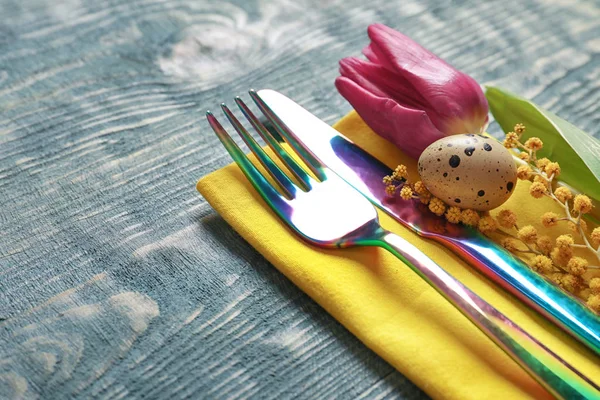 Decorated cutlery for Easter table setting — Stock Photo, Image