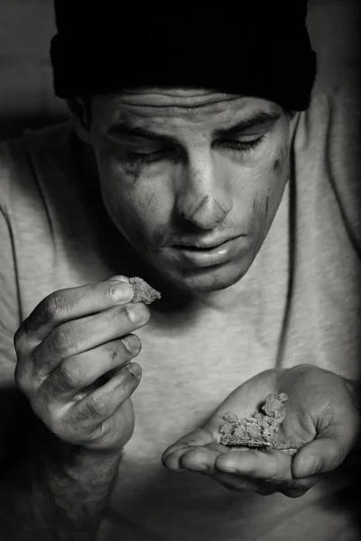 배고픈 가난한 사람이 먹는 빵의 조각 — 스톡 사진