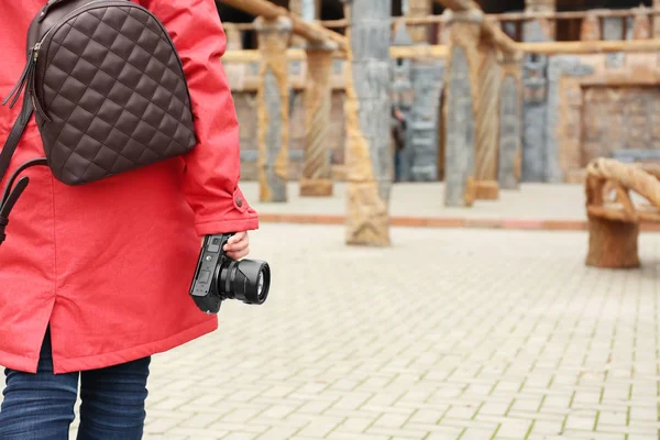 Jonge fotograaf met de camera, buitenshuis — Stockfoto