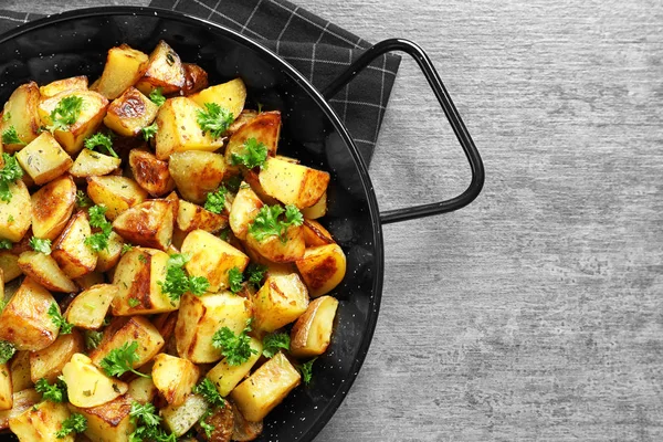 Piatto con gustose zeppe di patate sul tavolo — Foto Stock