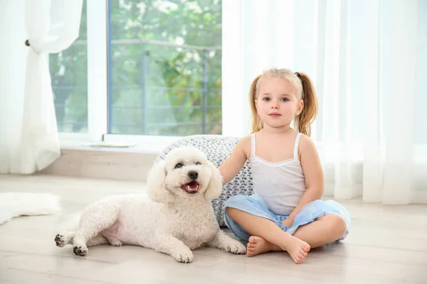 Menina adorável com seu cão em casa — Fotografia de Stock