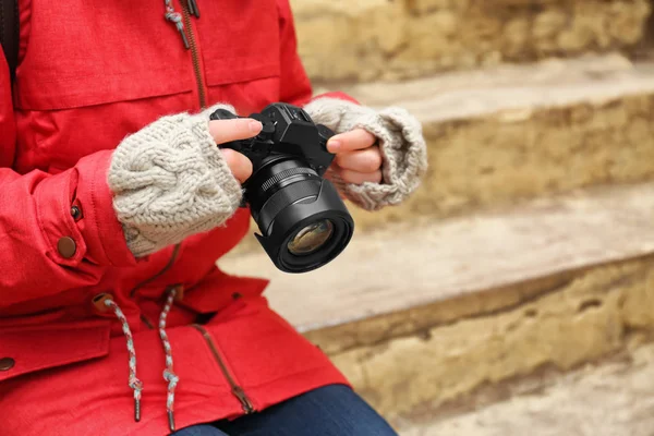 Νεαρή φωτογράφος με φωτογραφική μηχανή, σε εξωτερικούς χώρους — Φωτογραφία Αρχείου
