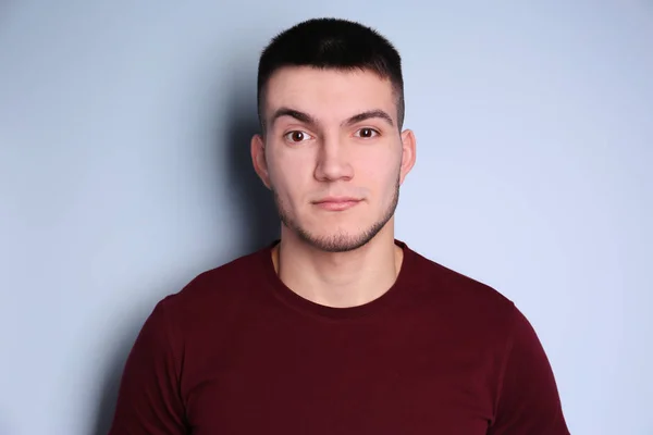 Jonge man met geverfd wenkbrauwen op lichte achtergrond — Stockfoto