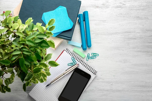 Papeterie de bureau et téléphone sur la table — Photo