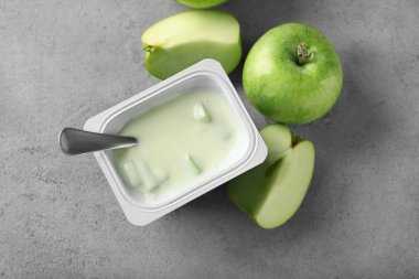 Tablo üzerinde nefis elma Yoğurtlu plastik bardak