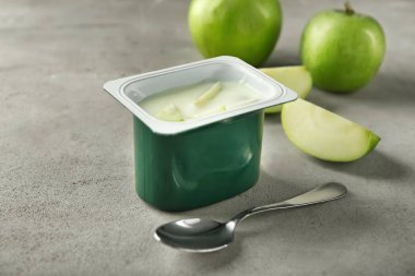 Tablo üzerinde nefis elma Yoğurtlu plastik bardak