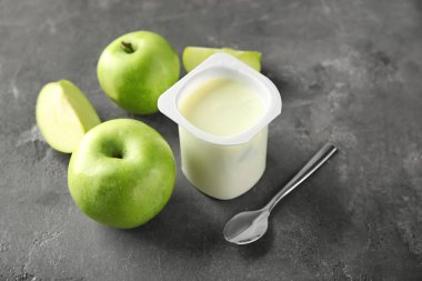 Tablo üzerinde nefis elma Yoğurtlu plastik bardak