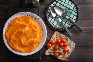 Lezzetli tatlı patates püresi ile kompozisyon 