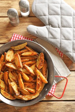 Lezzetli patates dilimleri tablo ile çanak