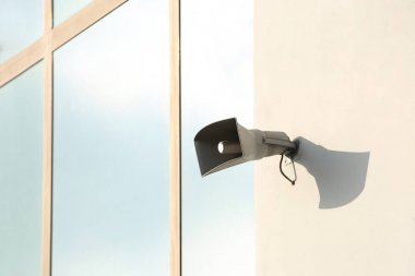 Açık havada duvara megafon