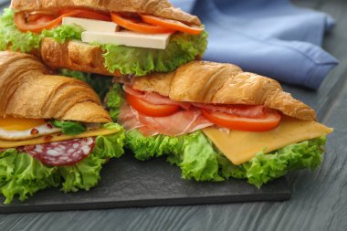 Lezzetli kruvasan sandviç tablo