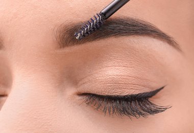 kaşları şeklinde düzeltme kadın