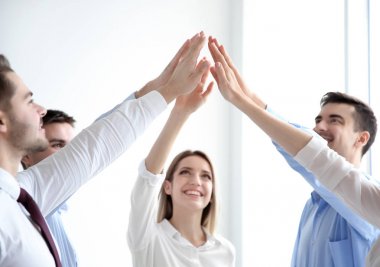 Gençler birlikte ellerini koyarak