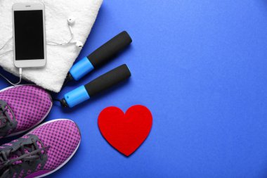 Spor salonu kalp renk arka plan üzerinde şeyler, telefon ve kırmızı. Kardiyo eğitim kavramı
