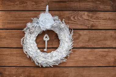 Ahşap arka plan asılı profesyonel çiçekçi tarafından yapılan güzel Noel çelenk