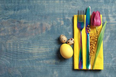 Çatal bıçak takımı Paskalya Tablo ayarı için dekore edilmiş