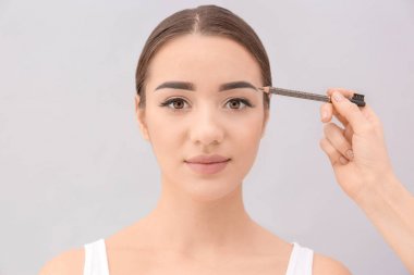 kadın geçiren kaş düzeltme prosedürü