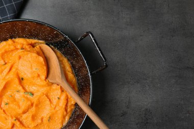 Pan ile lezzetli tatlı patates püresi