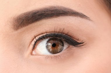 Güzel kaşları olan genç bir kadın, yakın plan.