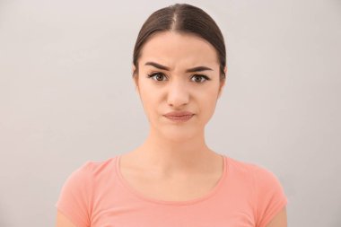 Genç kadın çatık kaşları