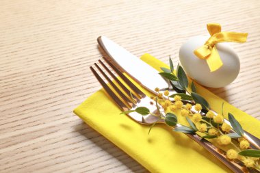 Çatal bıçak takımı Paskalya Tablo ayarı için dekore edilmiş