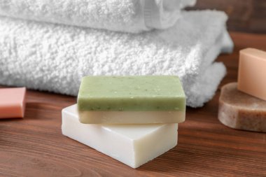 Yumuşak havlu ve farklı sabun barlar masada