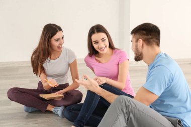 Gençler içeride birlikte vakit. Birlik kavramı