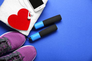 Spor salonu kalp renk arka plan üzerinde şeyler, telefon ve kırmızı. Kardiyo eğitim kavramı