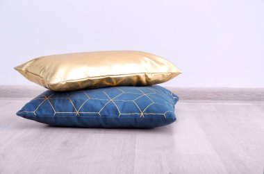 ahşap zemin üzerinde yastıklar