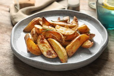 Lezzetli patates dilimleri tablo ile plaka