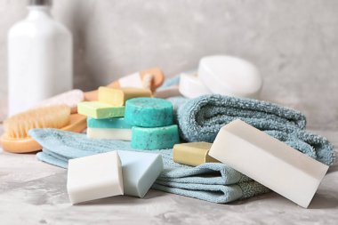 Yumuşak havlu ve farklı sabun barlar masada